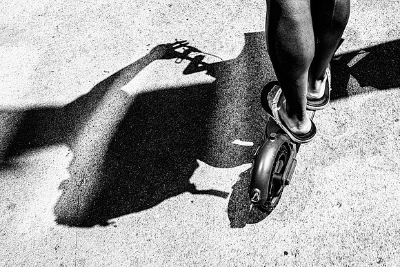 33~Sidewalk Surfing ~L1001642